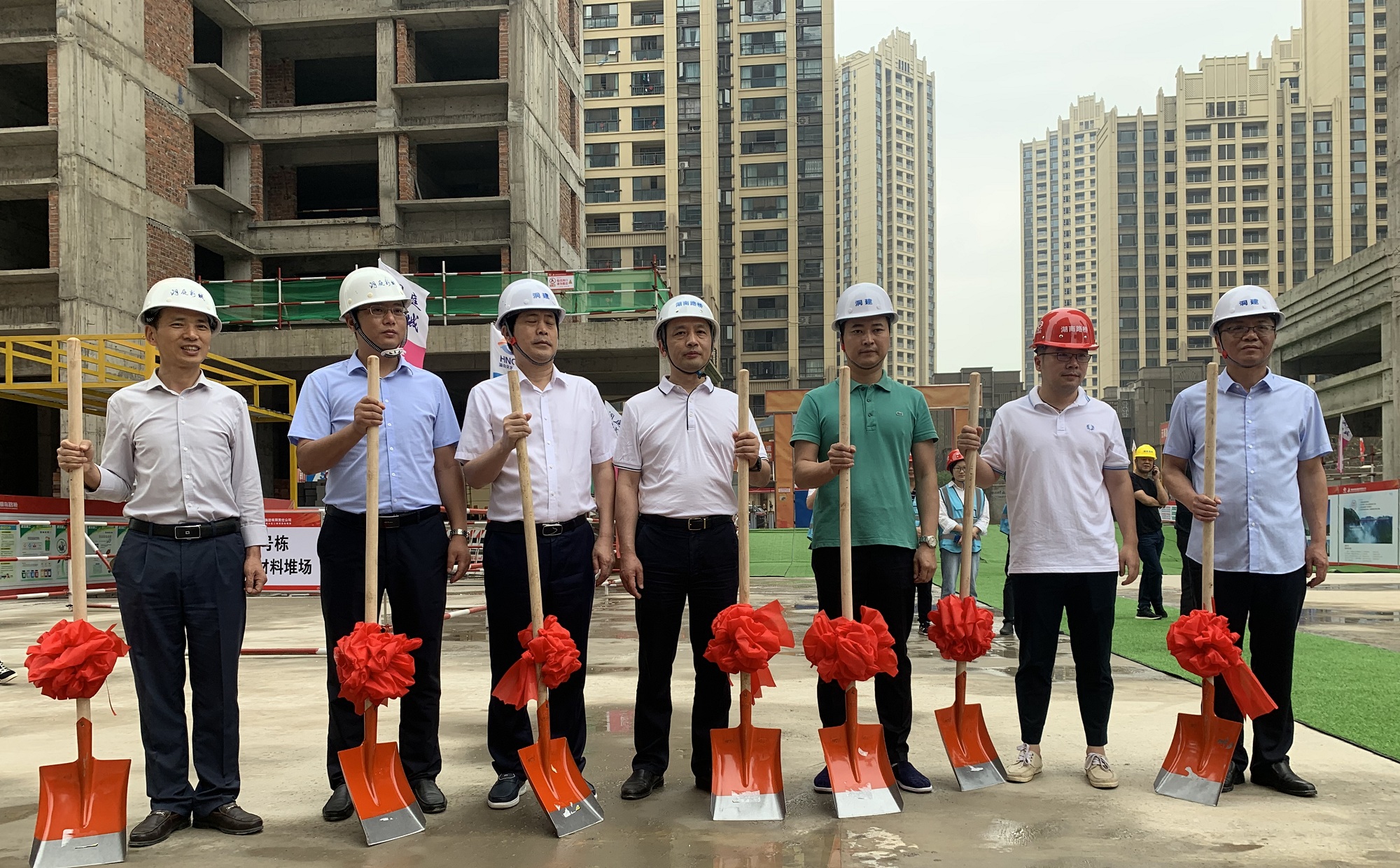 圖片從右至左 第三位 洞庭建投公司總經(jīng)理陳慎輝 第四位 建筑分公司書記兼經(jīng)理 楊永強(qiáng) 第六位 項(xiàng)目經(jīng)理杜瑋_副本.jpg