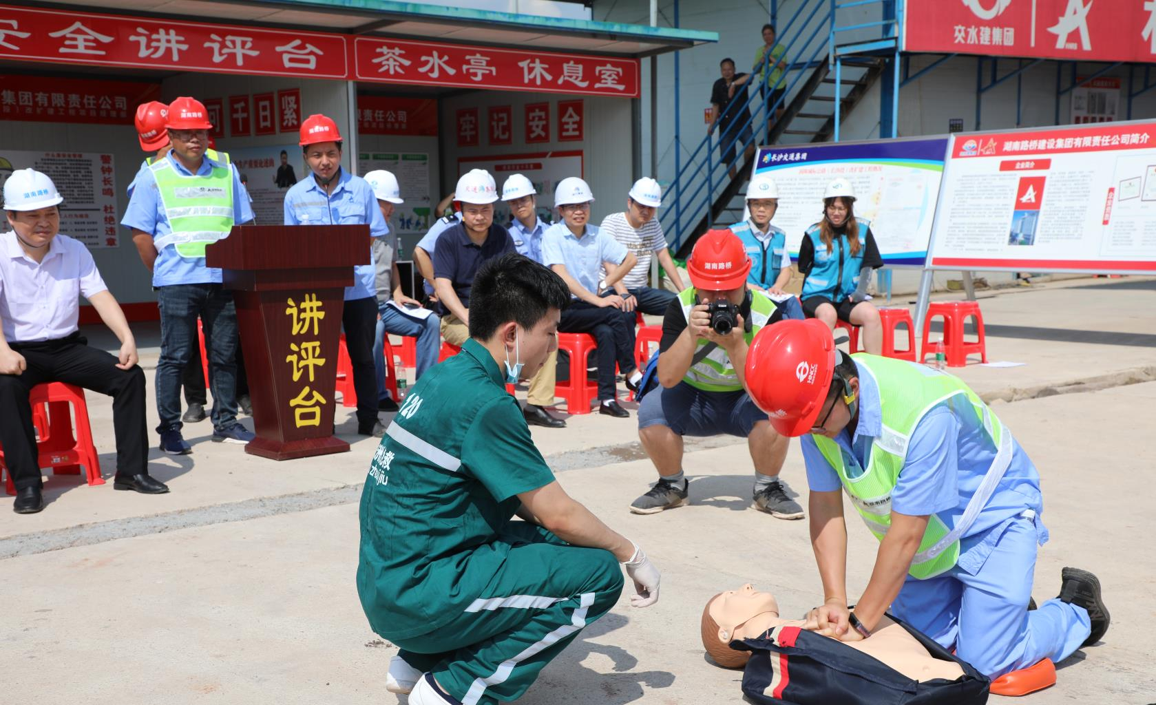 洞株路項(xiàng)目承辦高處墜落應(yīng)急救援演練_副本.jpg