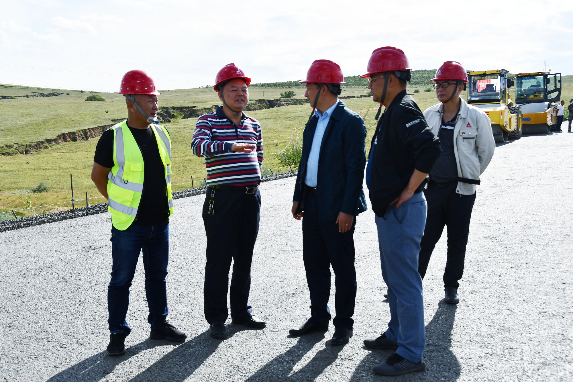 照片：集團(tuán)總經(jīng)理龔智輝赴內(nèi)蒙督查大查1標(biāo)項(xiàng)目建設(shè)_副本.jpg
