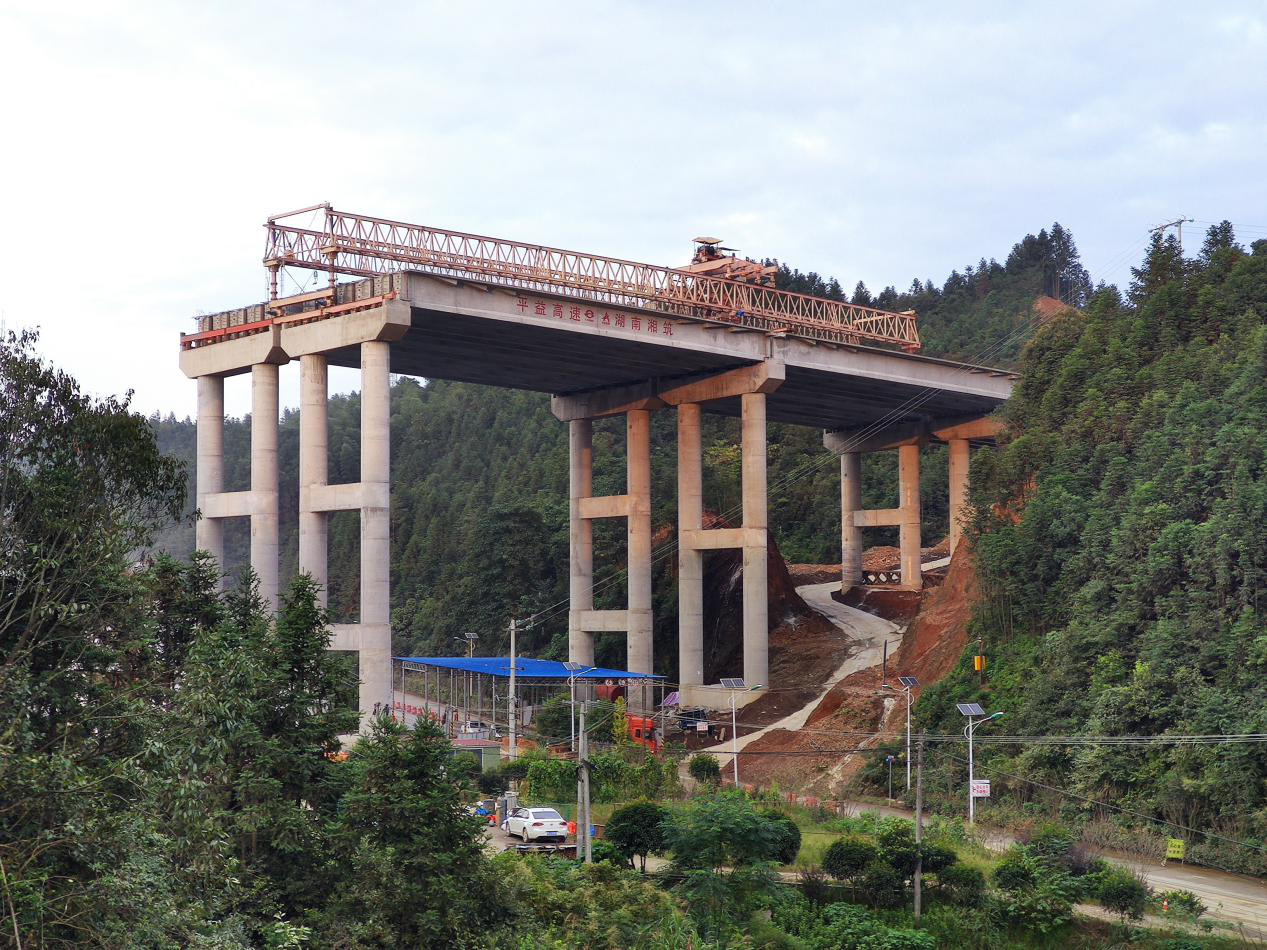 照片1：平伍7標(biāo)：打造安全通道  順利完成上跨省道架梁施工.png