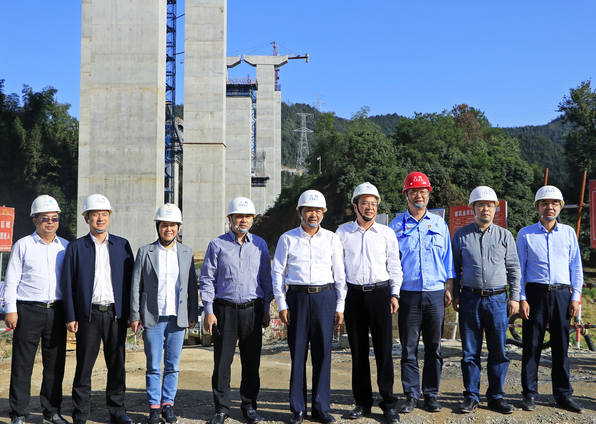 周雄飛調(diào)研指導(dǎo)平伍7標(biāo)項目建設(shè)_副本.jpg
