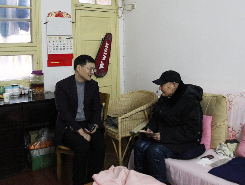 1、楊宏偉慰問老領(lǐng)導(dǎo)盧錫儂_副本_副本.jpg