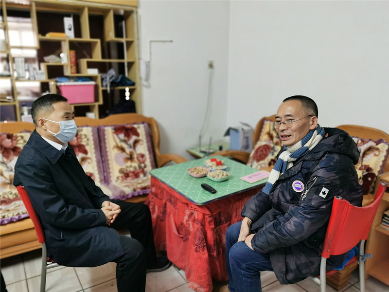 7、2月7日，向海清慰問困難職工鄧澤聰_副本_副本.jpg