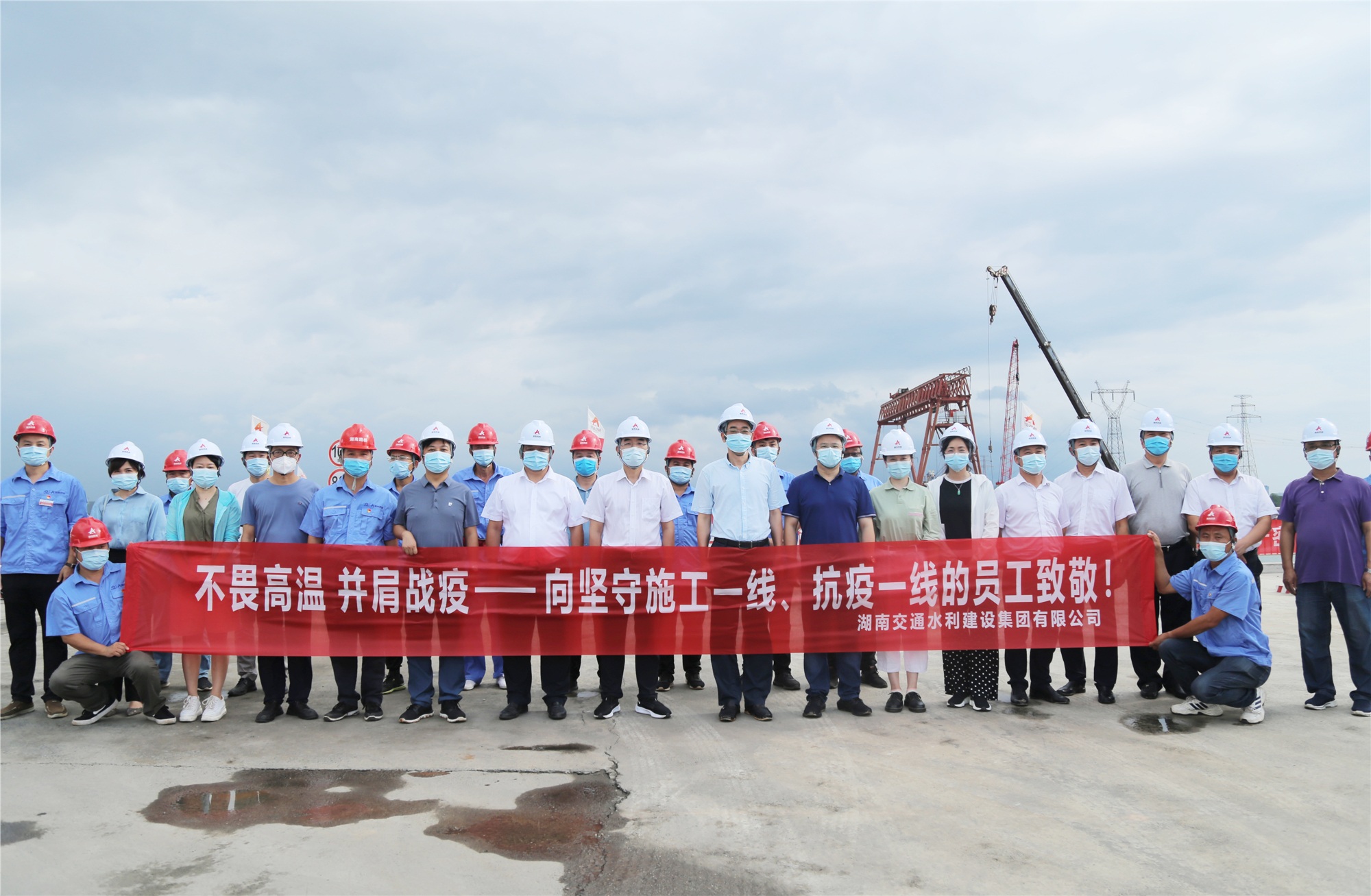 20210810710885.jpg 1.胡建華一行看望慰問香爐洲項(xiàng)目一線人員(前排中)_副本.jpg