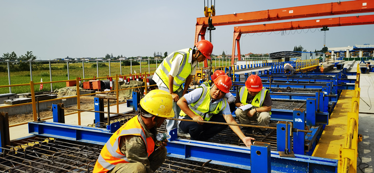 20230915137310.jpg 觀音寺長(zhǎng)江大橋項(xiàng)目完成首片預(yù)制箱梁澆筑2_副本.jpg