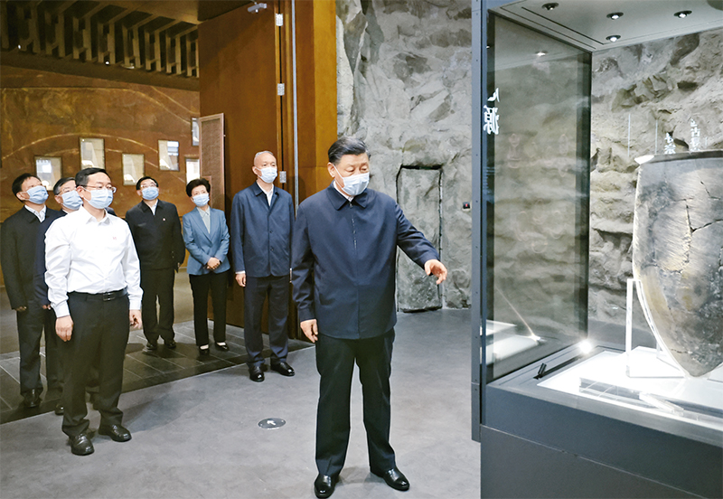 2023年6月2日，中共中央總書記、國家主席、中央軍委主席習(xí)近平在北京出席文化傳承發(fā)展座談會并發(fā)表重要講話。這是座談會前，習(xí)近平2日下午在中國歷史研究院考察。 新華社記者 鞠鵬/攝