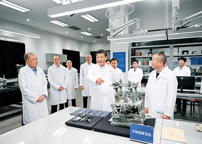 2023年7月25日至27日，中共中央總書記、國家主席、中央軍委主席習(xí)近平在四川考察。這是26日下午，習(xí)近平在位于德陽市廣漢市的三星堆博物館文物保護與修復(fù)館，同現(xiàn)場工作人員親切交流。 新華社記者 謝環(huán)馳/攝