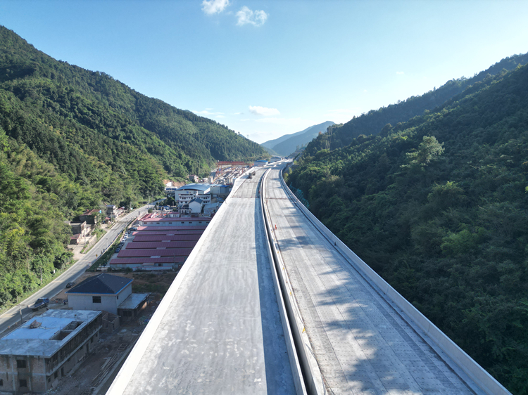 20251024779606.jpg 零道六標項目何家特大橋圓滿完成梁板架設(shè)_副本.jpg